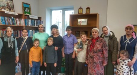 В библиотеке прихода прошли литературные встречи, посвящённые Дню отца