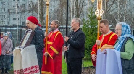 Светлая седмица: Крестный ход вокруг храма