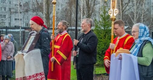 Светлая седмица: Крестный ход вокруг храма